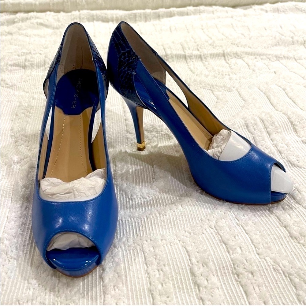 Marc Fisher Blue Open Toe Heel
Size 7 1/2 - Picture 2 of 8